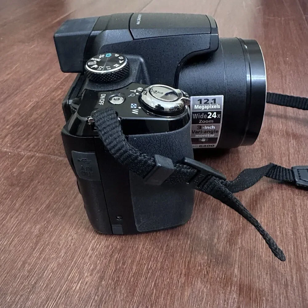 Nikon Coolpix P90 12.1MP Digital Bridge Camera 24x Optical Zoom Charger - Tested